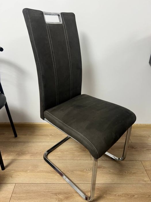 Продам 4 крісла, 2 одного виду,2 іншого,колір сірий як на першому фото