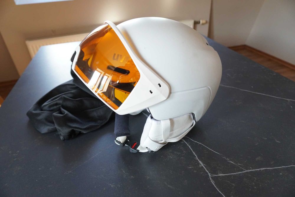 Kask narciarski Uvex z wizjerem 59-61cm