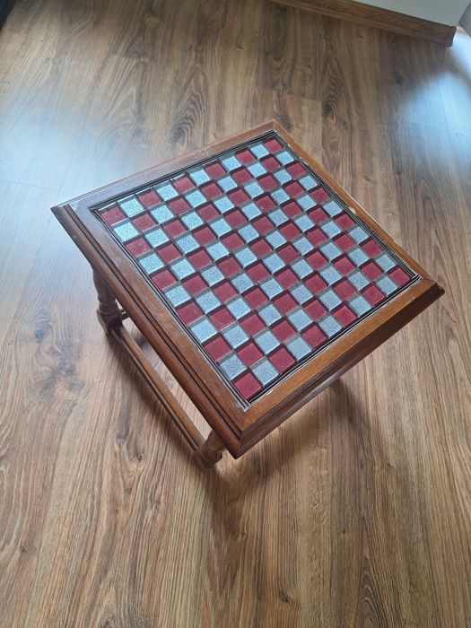 Mały dębowy stolik z szachownicą handmade