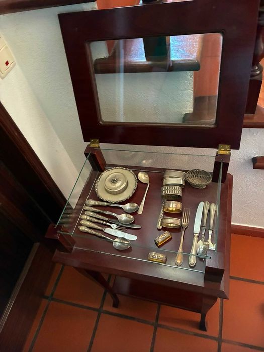 Expositor/Vitrine em Madeira Maciça com Vidro – Elegante e Funcional