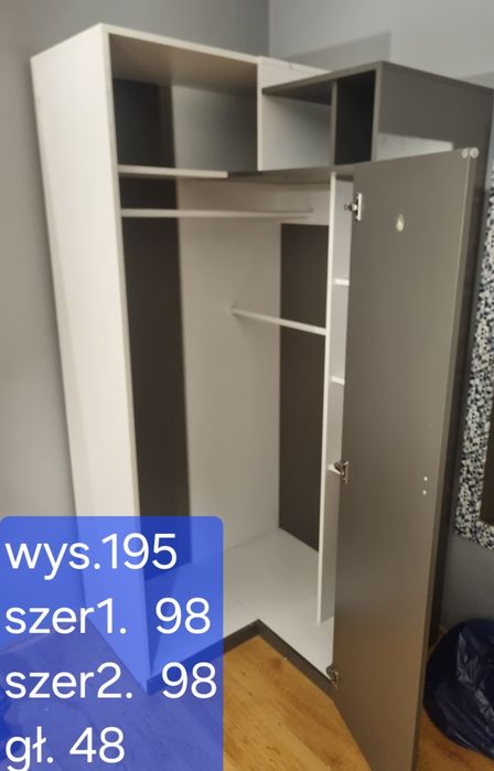 Zestaw mebli młodzieżowych po dziewczynie.