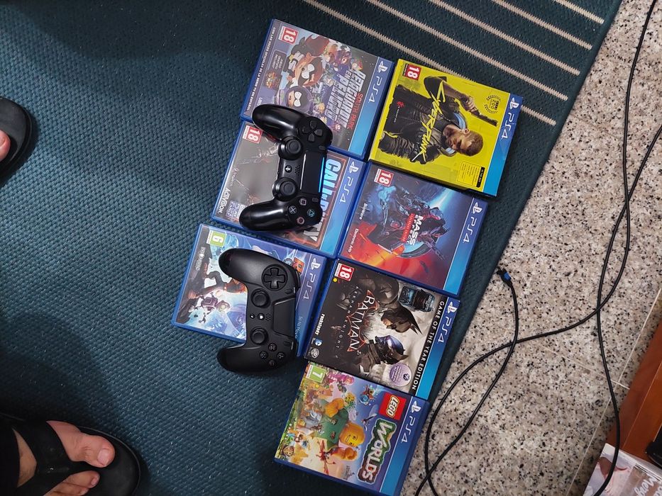 Playstation 4 com 2 comandos mais jogos