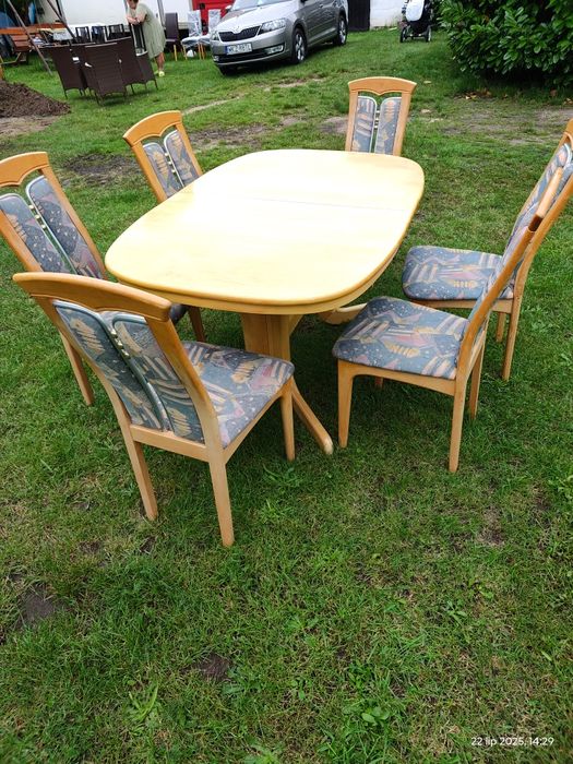 Stół z krzeslami