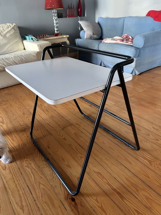 Mesa branca desdobrável
