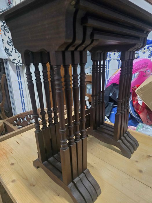 Conjunto de 4 mesas chamadas de mesas mae