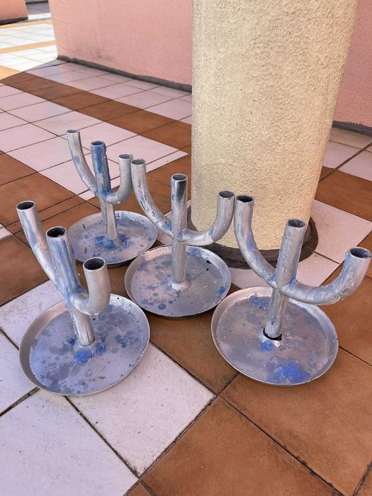 Castiçais de metal para velas grandes