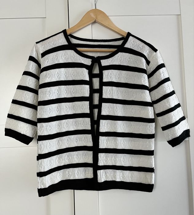 Sweterek kardigan w paski czarno biały na haftkę S