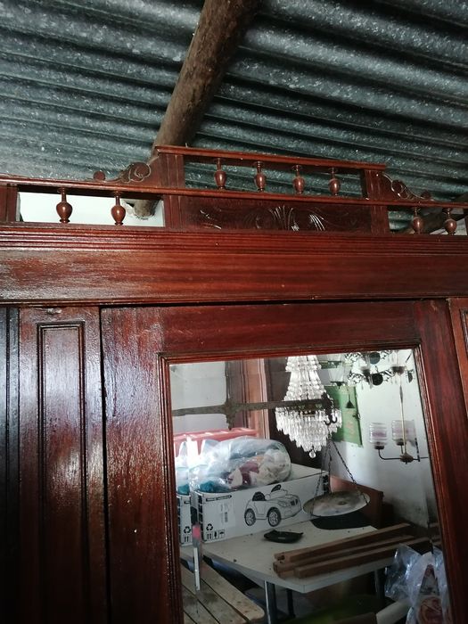 Roupeiro/armário/móvel centenário de madeira maciça