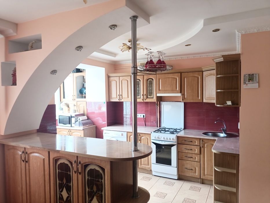 Здається світла тепла квартира навпроти ринку. Вільна