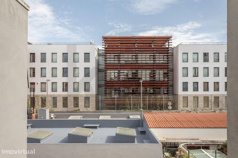 T2 renovado com varanda na Estrela | 2.300€/mês