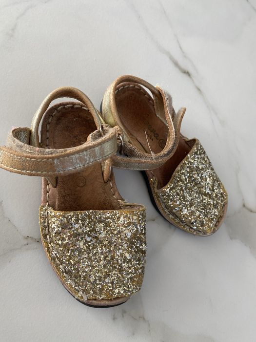 Złote baletki espadryle znodkrytymi palcami 24