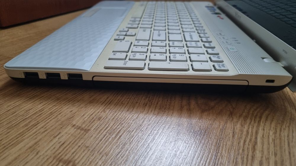 Biały Laptop Sony Vaio VPCEH3S8E z zasilaczem sieciowym