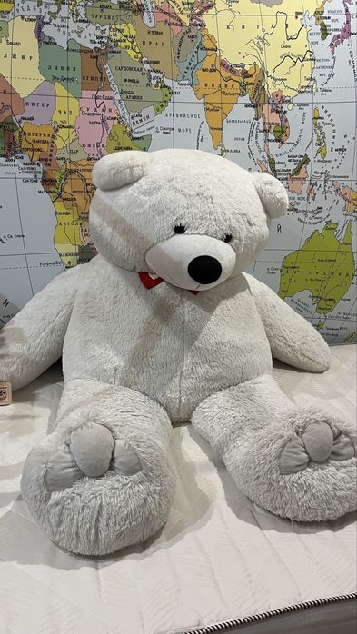 Величезний плюшевий ведмідь