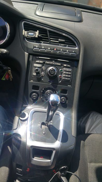 Peugeot 5008 1.6 HDi, 7L, automática, rodas 17 Teto Panorâmico, DVD
