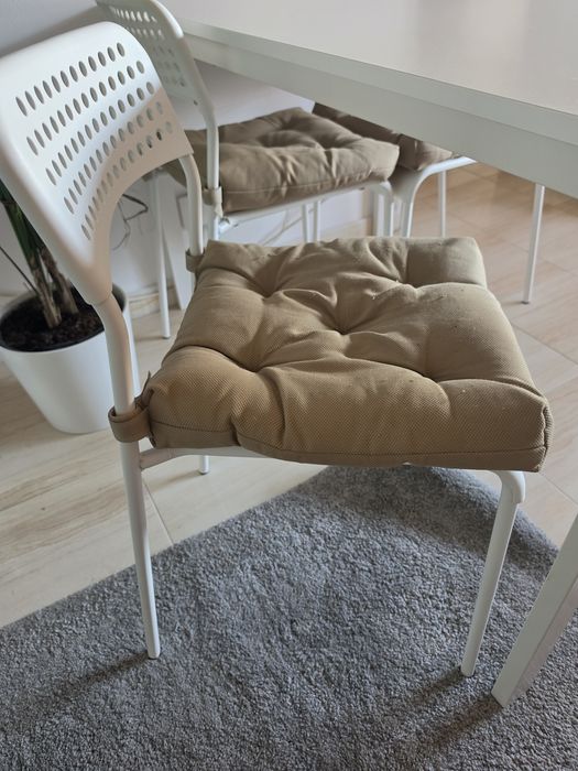 **IKEA **Mesa VIHALS branco, 125x74 cm/ IKEA - Cadeiras SANDSBERG banco - CoximMALINDA
Almofada p/cadeira, bege claro, 40/35x38x7 cm