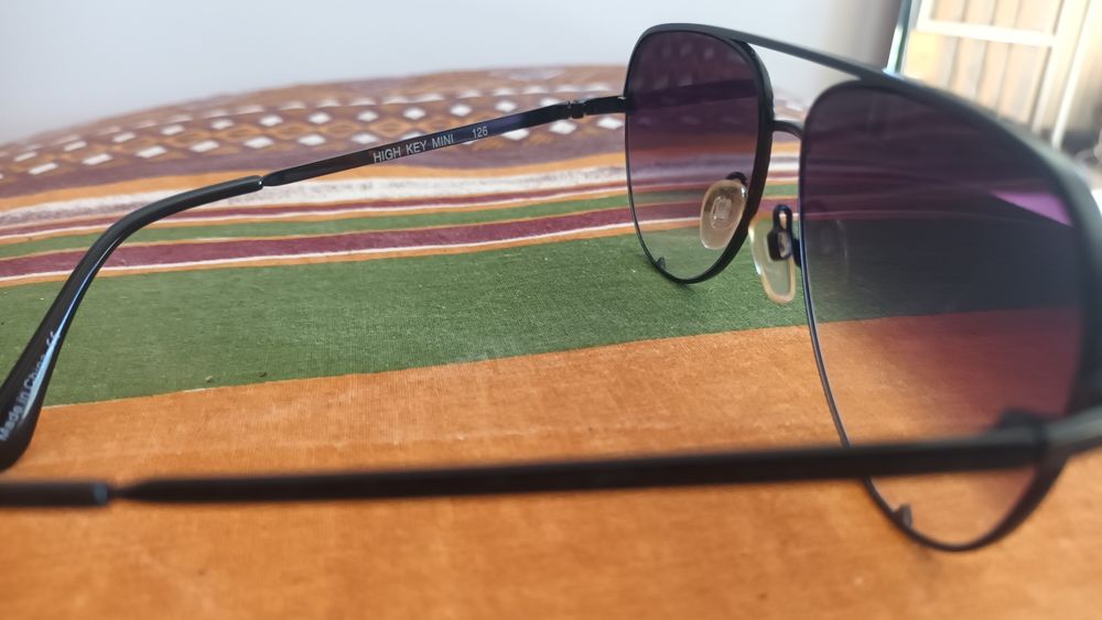 Óculos de sol marca QUAY AUSTRALIA com lentes com cor desbotada na bas