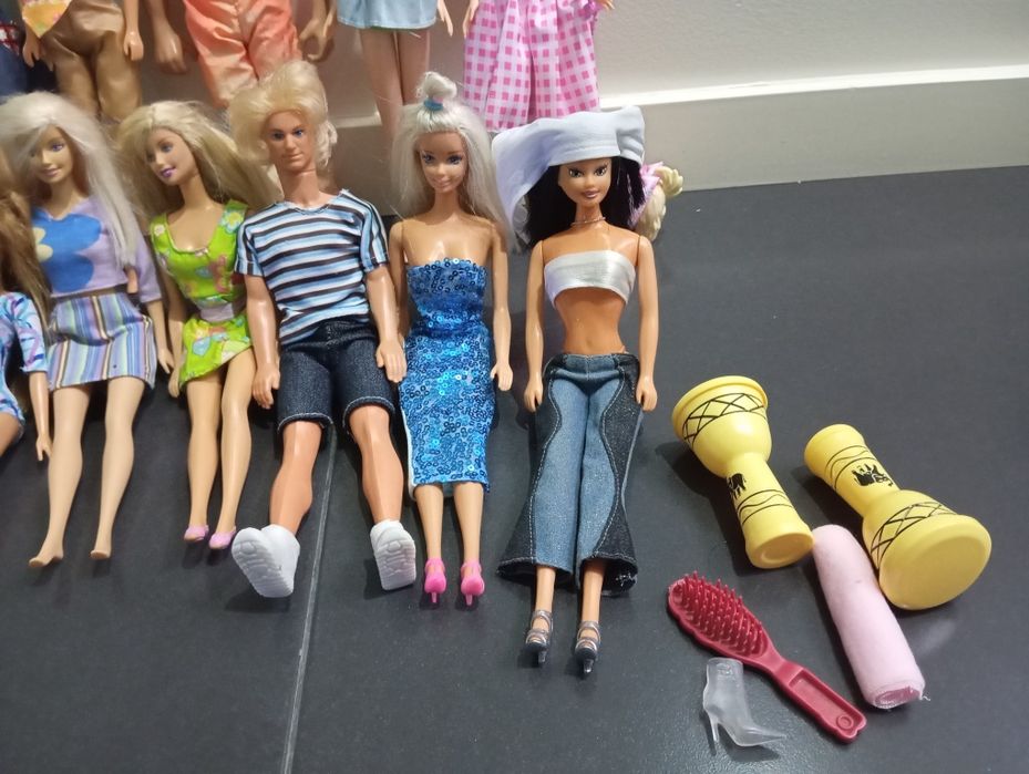 Conjunto de 12 Barbies e Kens