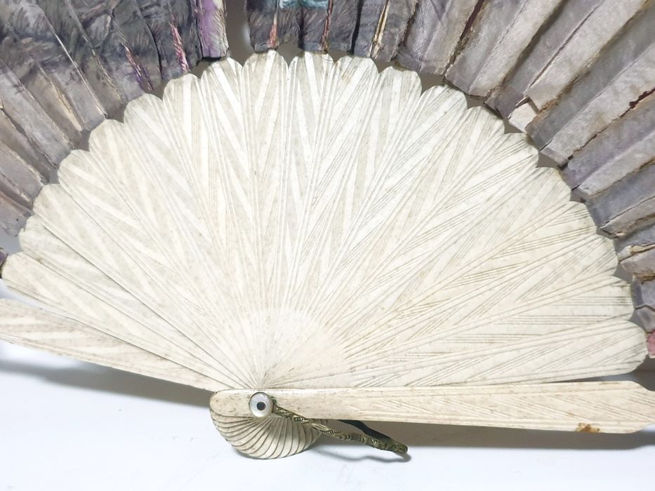 Para restauro: precioso antigo leque com motivo romântico