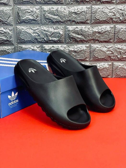 Шлепанцы Adidas Yezzy Bost / комнатные мужские шлепанцы / трендовые мужские красивки / адики слансы /  цельнолитые тапки в басейн