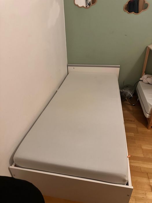 Cama com o colchao e estrado