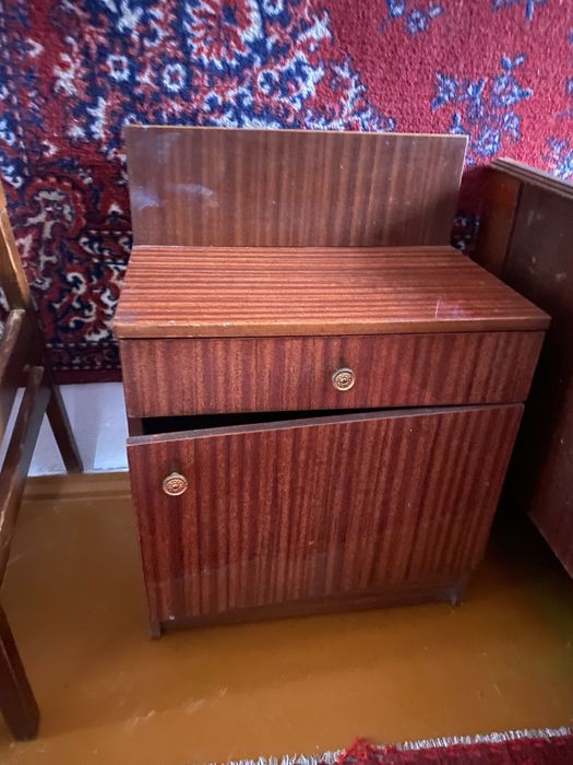 Продам  різні меблі. Шафа, тумби прикроватні, трюмо