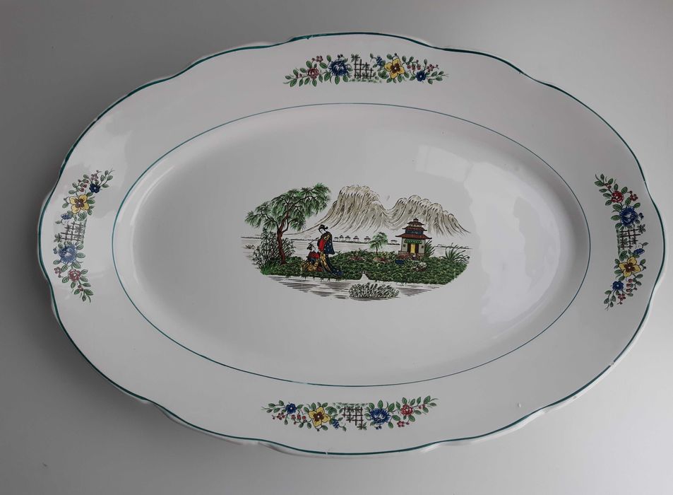 Travessa em faiança Portuguesa de grandes dimensões