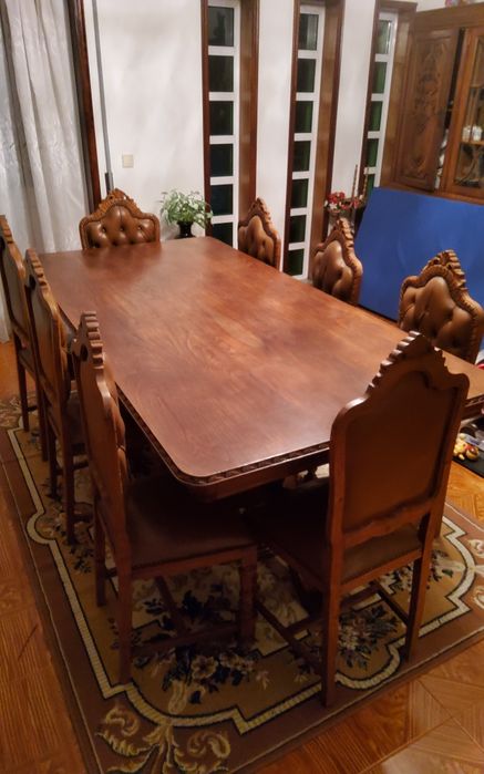 Mesa de jantar , com 8 cadeira, em castanho.