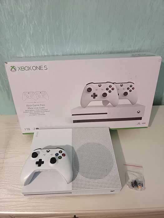 Xbox One S 1TB + геймпад + коробка