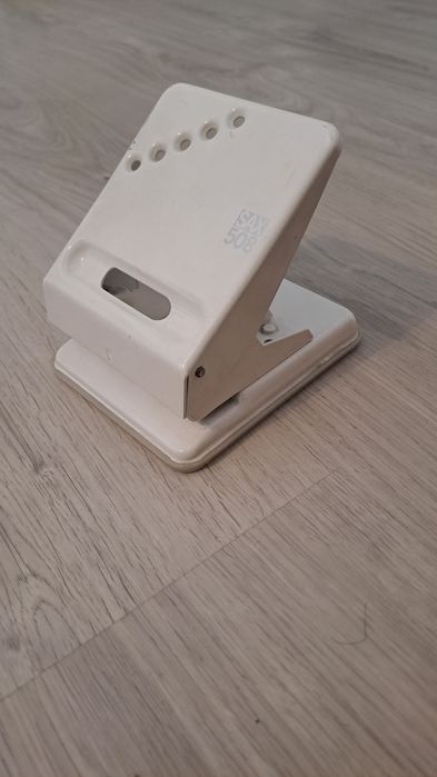 Furador de papel sax 508. metal  menos força para furar
