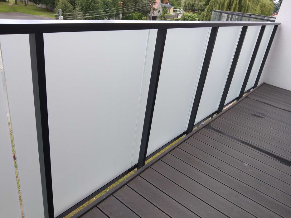 Oklejanie folią szyb balkonowych, balustrad i innych przeszkleń