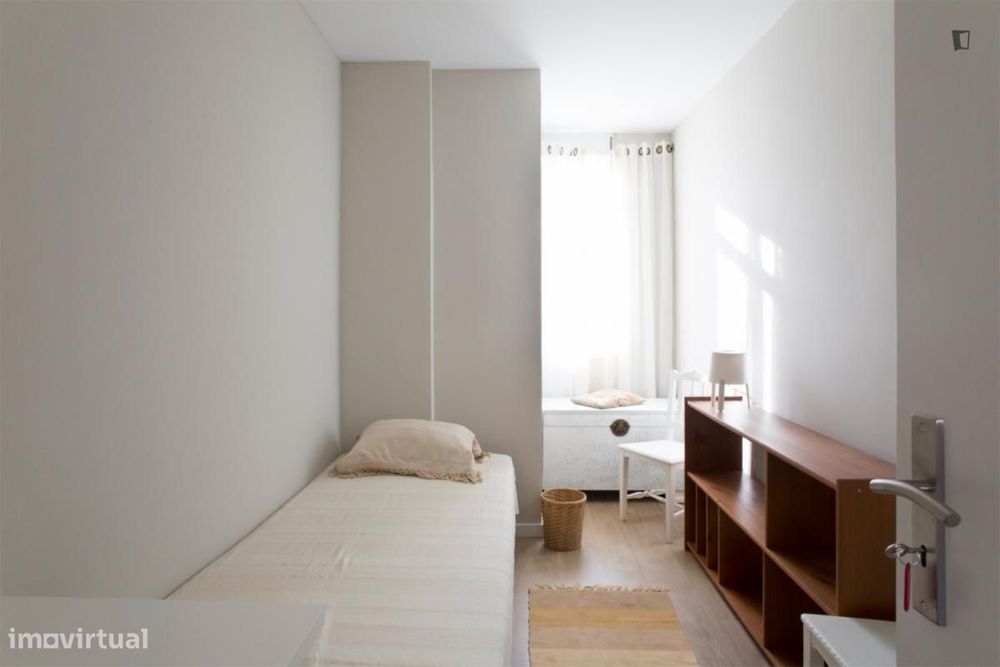 Quarto - localizado em Pontinha Lisbon