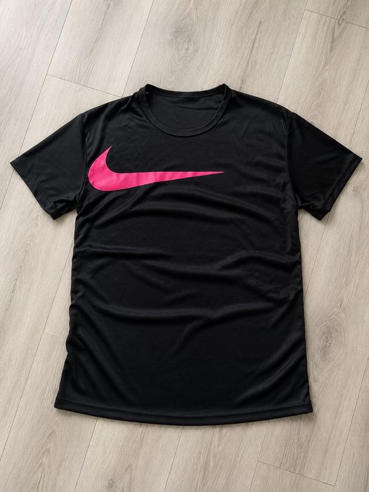 Чорна футболка Nike з великим логотипом