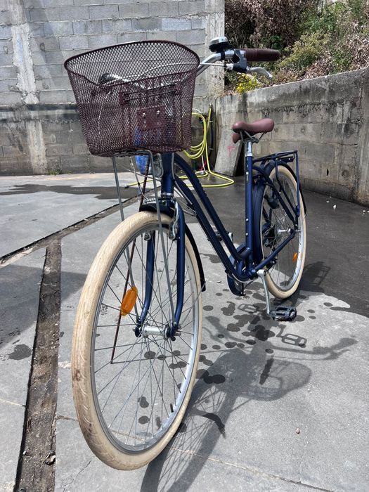 Bicicleta Decathlon Elops 120 com cesto e porta-bagagens