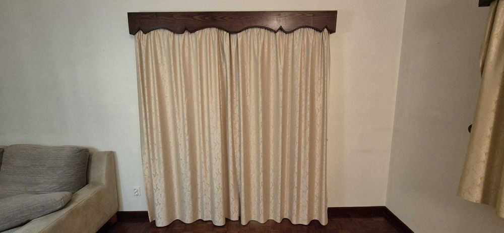 Conjunto de cortinas com suporte em madeira incluídos