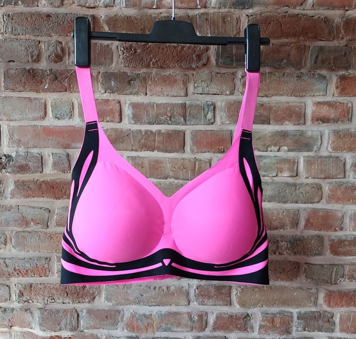 Sportowy biustonosz bez fiszbin i szwów