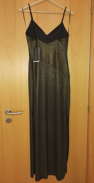 Vestido midi de festa preto e dourado