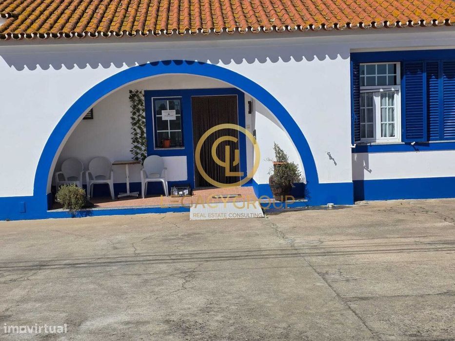 Café/ Restaurante, Lar De Idosos, E Casa De Habitação Inseridos Num...