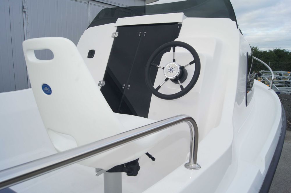 Lodz jacht motorowa kabinowa KORMORAN nowy okazja