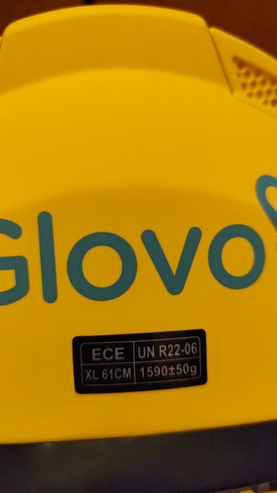 Mochila Glovo, capacete e casaco impermeável  3em1