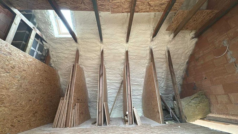 Ocieplanie piana PUR celuloza ocieplenie poddaszy izolacja domu stropu