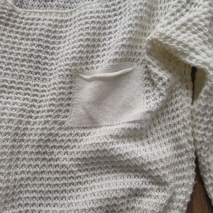 Dwa białe swetry damskie