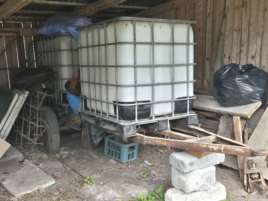 Rama przyczepy rolniczej wraz z dwoma  zbiornikami paletowymi typu IBC (tzw. "Mauser" / "Mauzer")