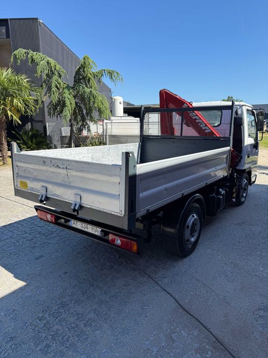 Carrinha Isuzu tribasculante com grua