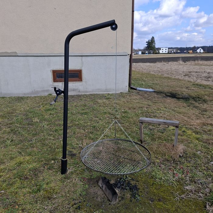 Grill ogrodowy na wysięgnik.