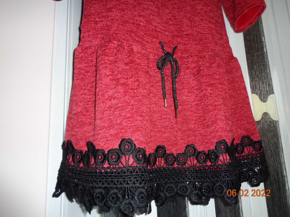 Sprzedam sukienkę z dzianiny.