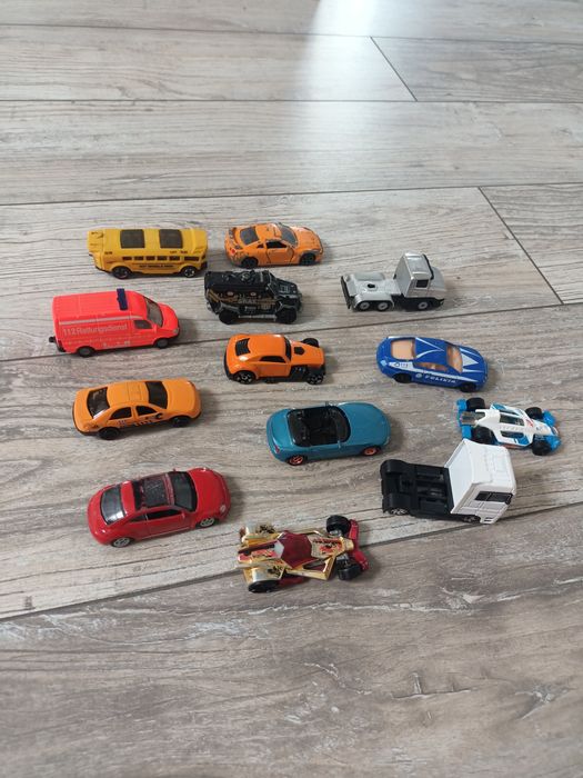 Zestaw 12 aut metalowych hot wheels welly
