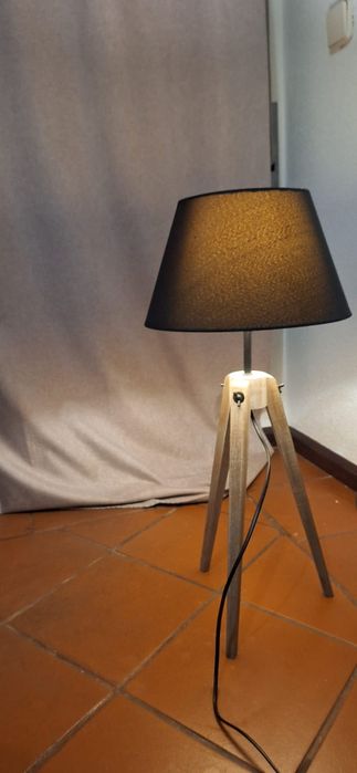 Candeeiros de pé em madeira