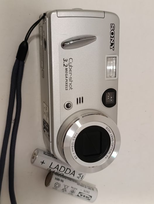 Aparat cyfrowy SONY DSC-P52 Cyber-Shot 3 Mpix WIZJER JAPAN vintage retro stary digital y2k na baterie, kompaktowy, CCD, stan BDB-