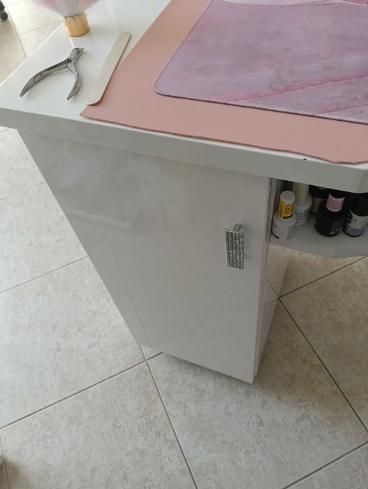 Balcão de recepção e mesa de estética