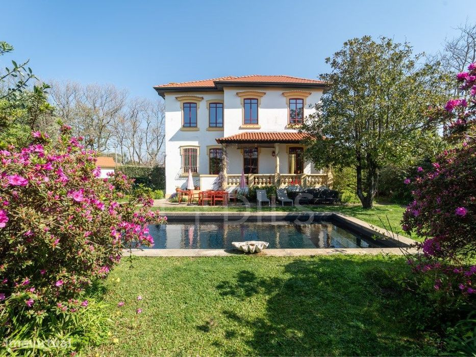 Palacete T5 com Piscina e Jardim, em Miramar